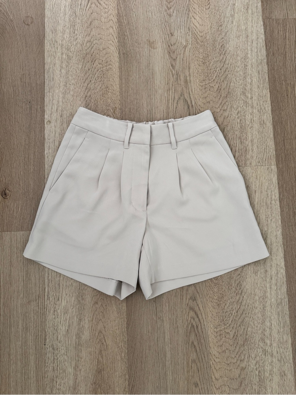 Quince Cream stretch crepe pleated shorts